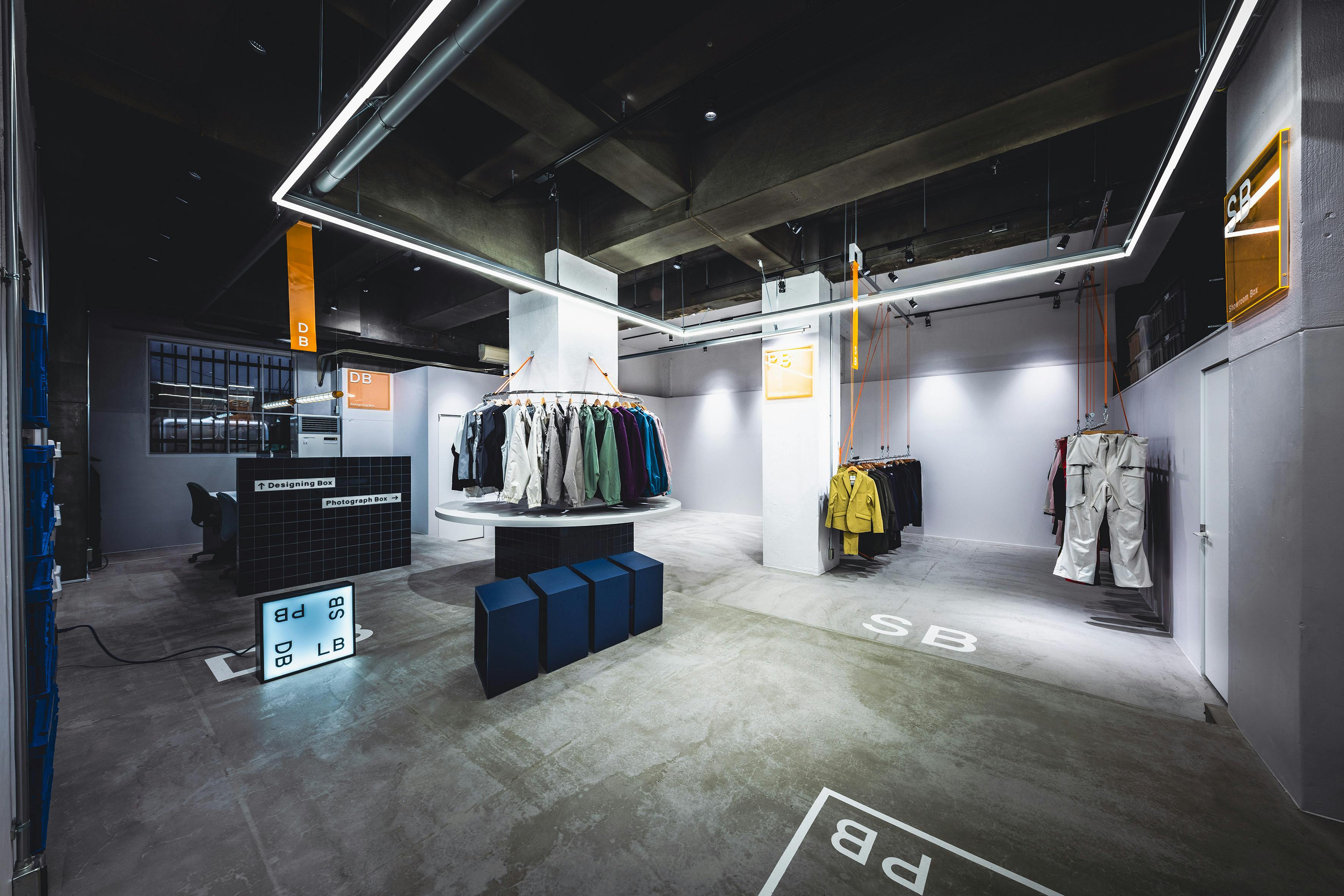 【バスセンター前駅9分】展示会•ポップアップストアや撮影用途に最適な白壁とコンクリート床のシンプルなイベントスペース