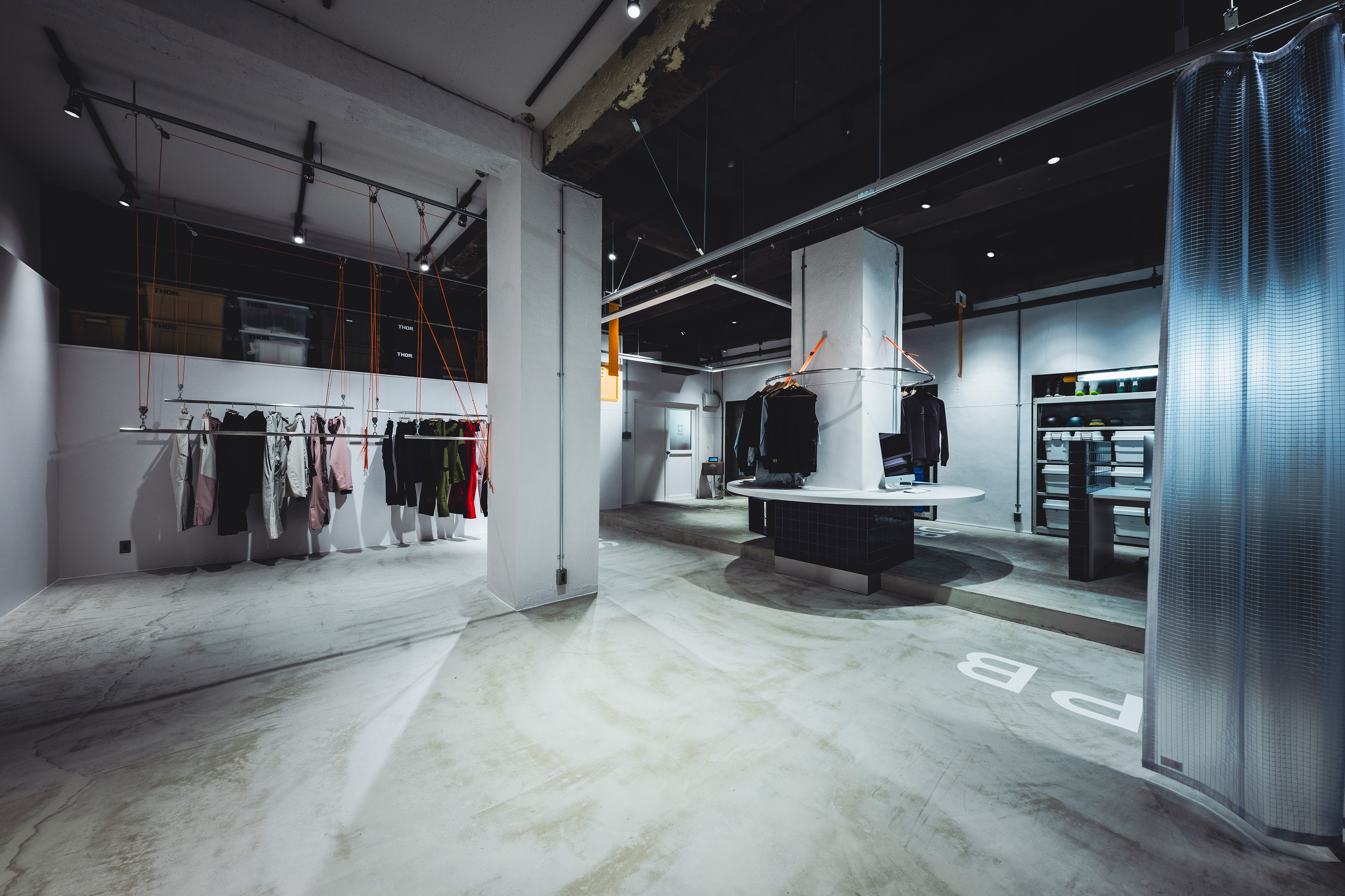 スペース左側は間仕切りも可能