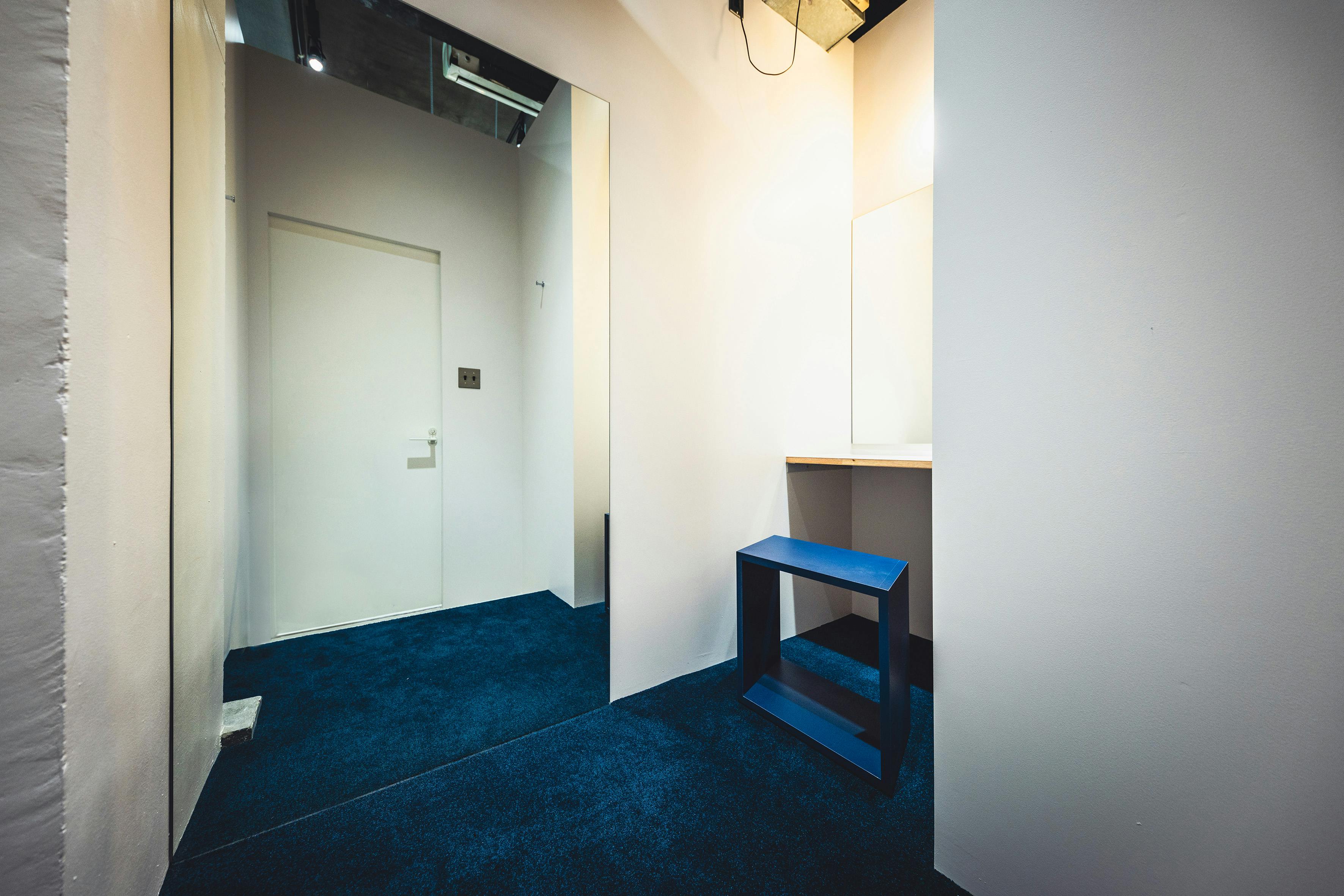 【バスセンター前駅9分】展示会•ポップアップストアや撮影用途に最適な白壁とコンクリート床のシンプルなイベントスペース