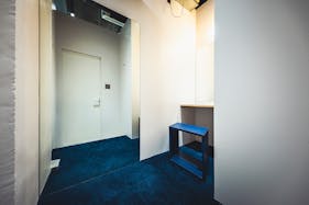 【バスセンター前駅9分】展示会•ポップアップストアや撮影用途に最適な白壁とコンクリート床のシンプルなイベントスペース