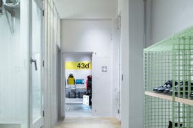 【バスセンター前駅9分】展示会•ポップアップストアや撮影用途に最適な白壁とコンクリート床のシンプルなイベントスペース