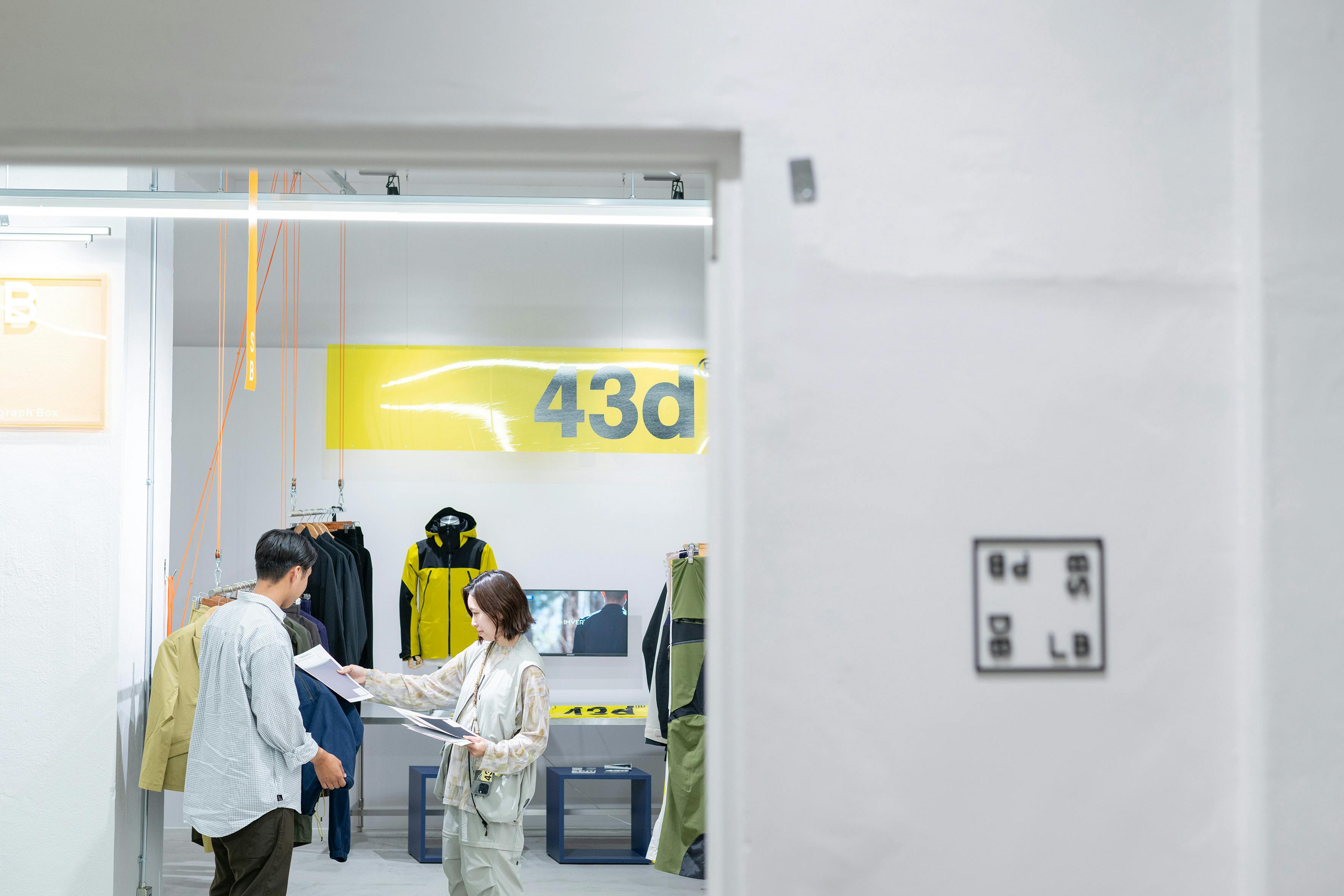 【バスセンター前駅9分】展示会•ポップアップストアや撮影用途に最適な白壁とコンクリート床のシンプルなイベントスペース