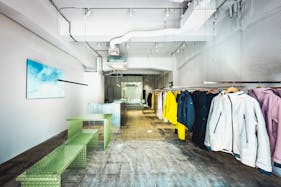 【バスセンター前駅9分】展示会•ポップアップストアや撮影用途に最適な白壁とコンクリート床のシンプルなイベントスペース