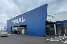 【スーパーセンタートライアル錦ケ丘店】販促プロモ活動に最適な トライアル錦ケ丘店 屋外『ポーチ 軒下』スペース