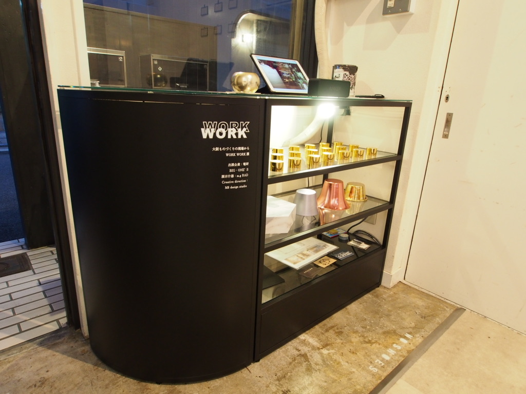 カウンター什器。別途オプションでカッティングシートの提案なども可能です。