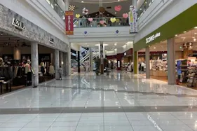 【イオンモール京都五条】1F 吹抜け(インフォメーション側)