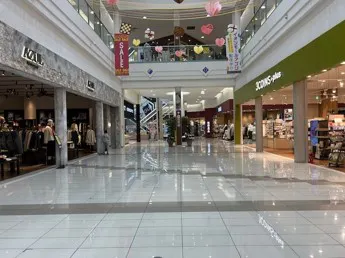 【イオンモール京都五条】1F　吹抜け（インフォメーション側）の画像