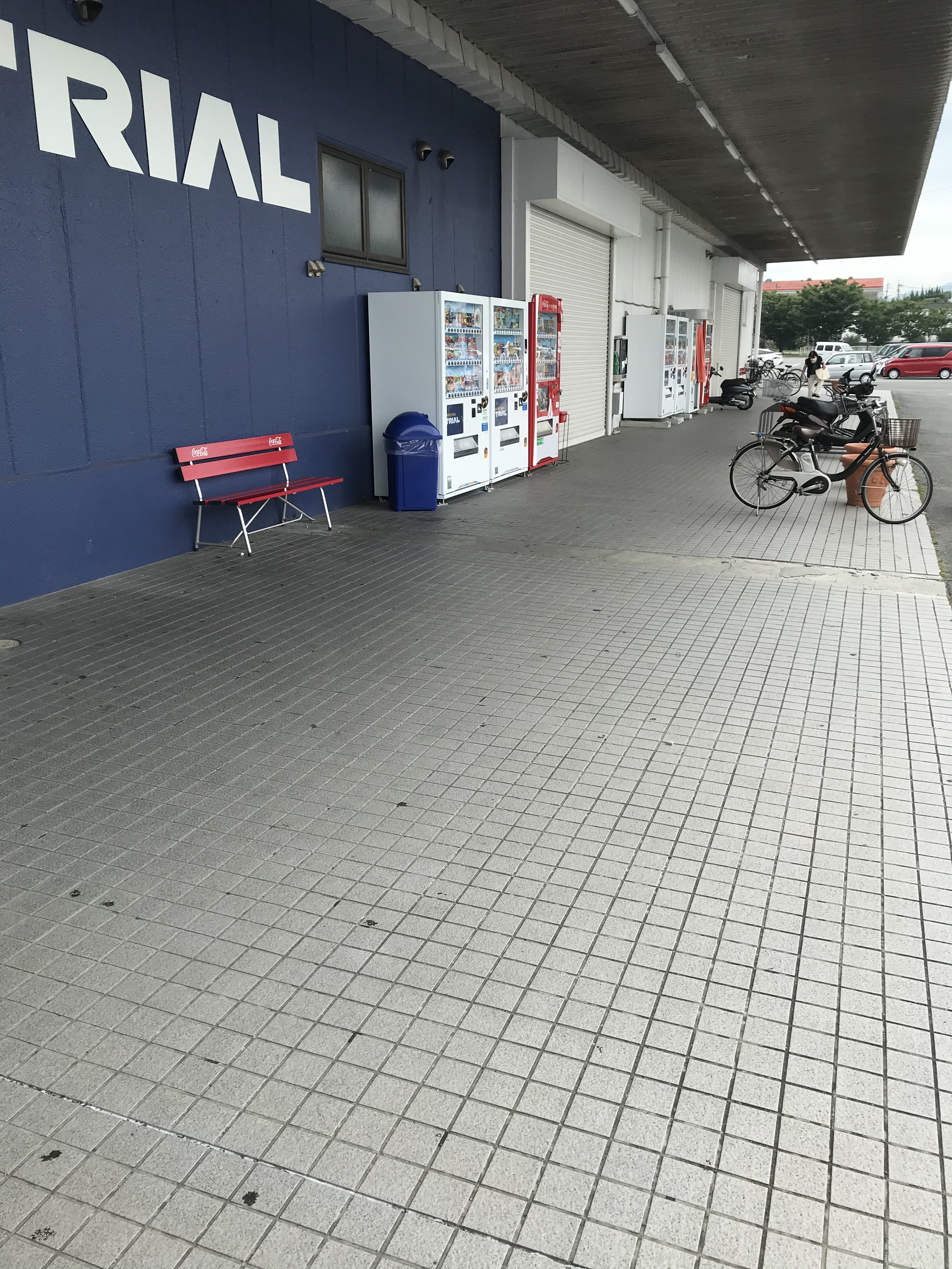 【スーパーセンタートライアル上三緒店】キッチンカー（調理営業）出店限定/屋外軒下スペース
