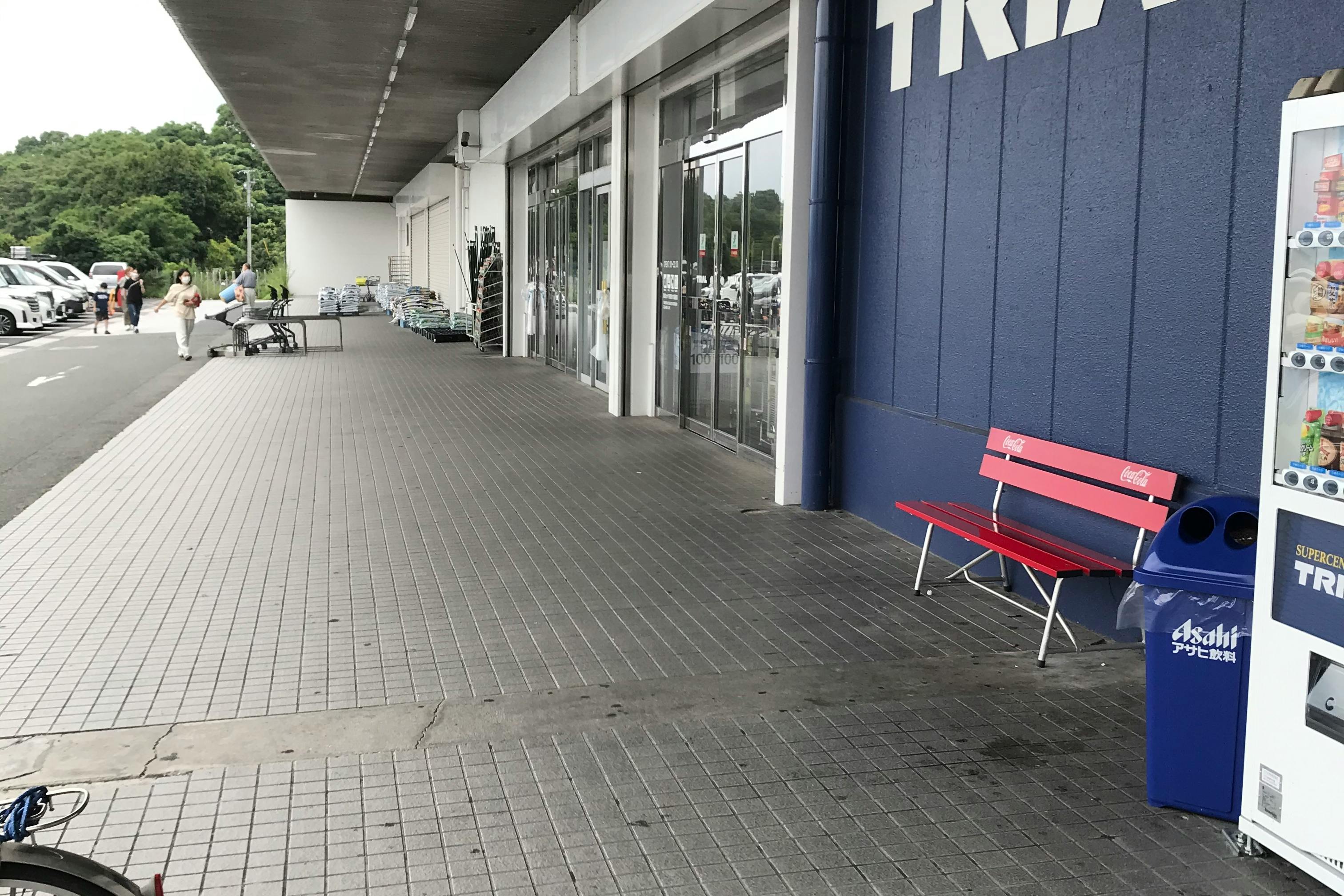 【スーパーセンタートライアル上三緒店】キッチンカー(調理営業)出店限定/屋外軒下スペース