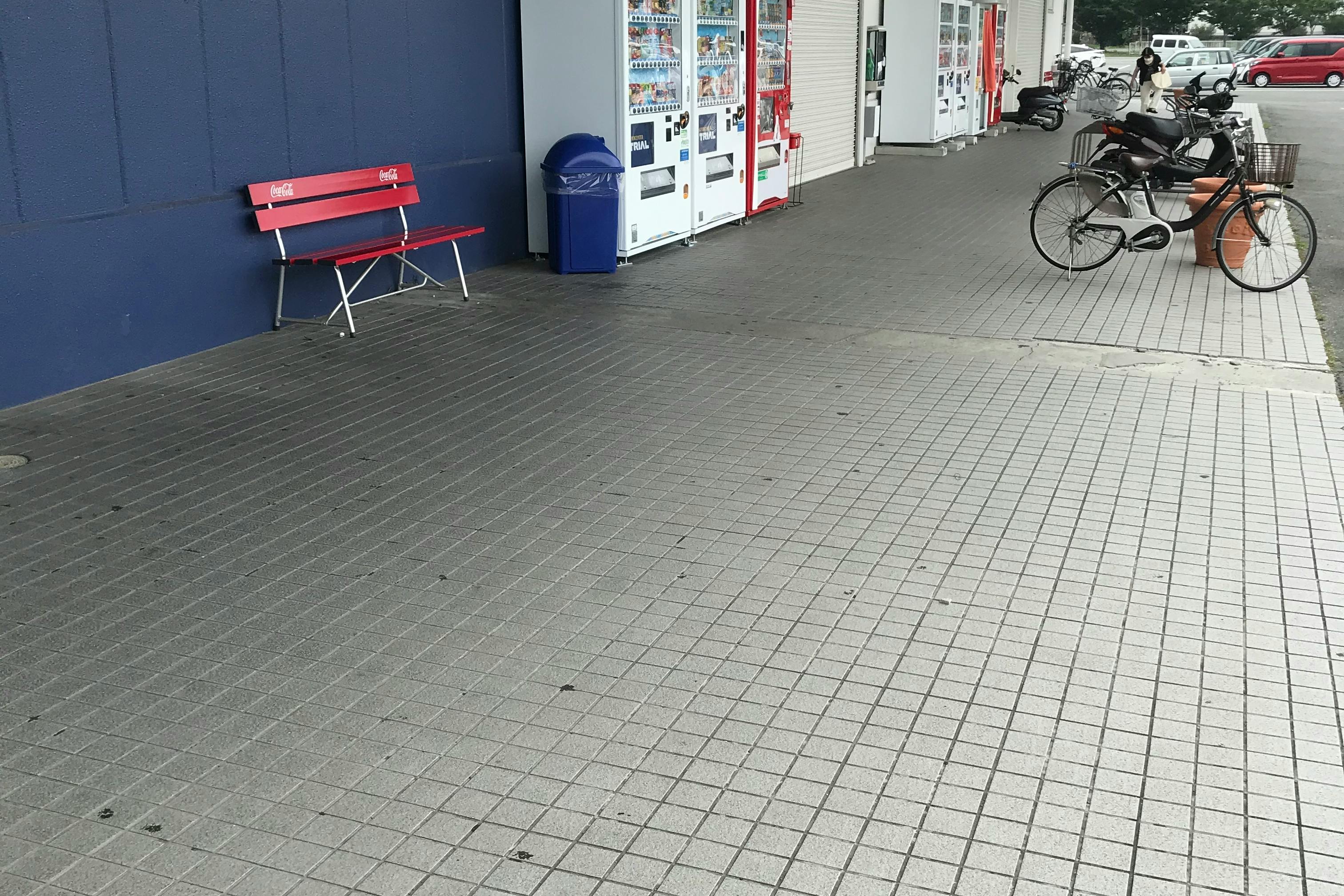 【スーパーセンタートライアル上三緒店】キッチンカー(調理営業)出店限定/屋外軒下スペース