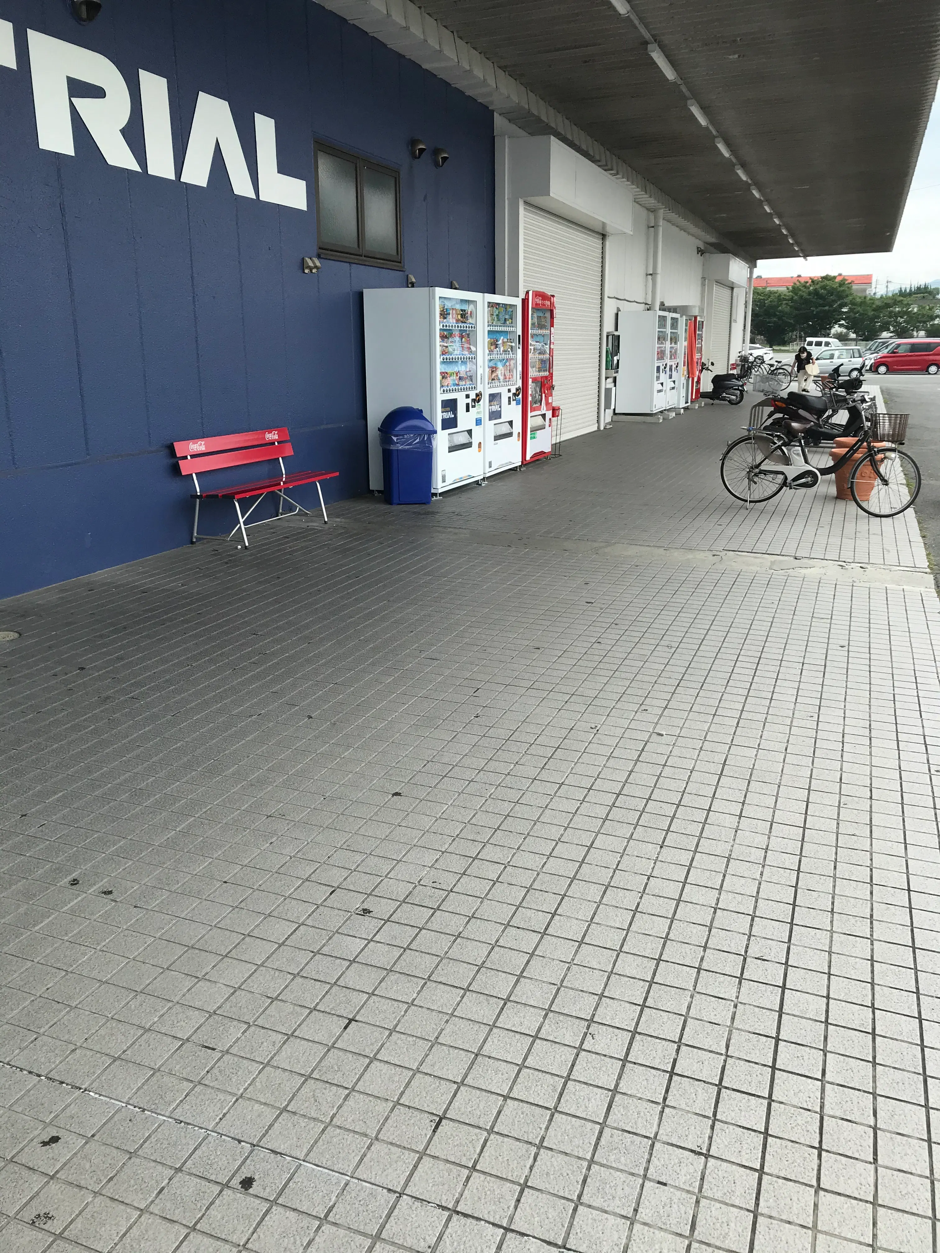 【スーパーセンタートライアル上三緒店】キッチンカー（調理営業）出店限定/屋外軒下スペース