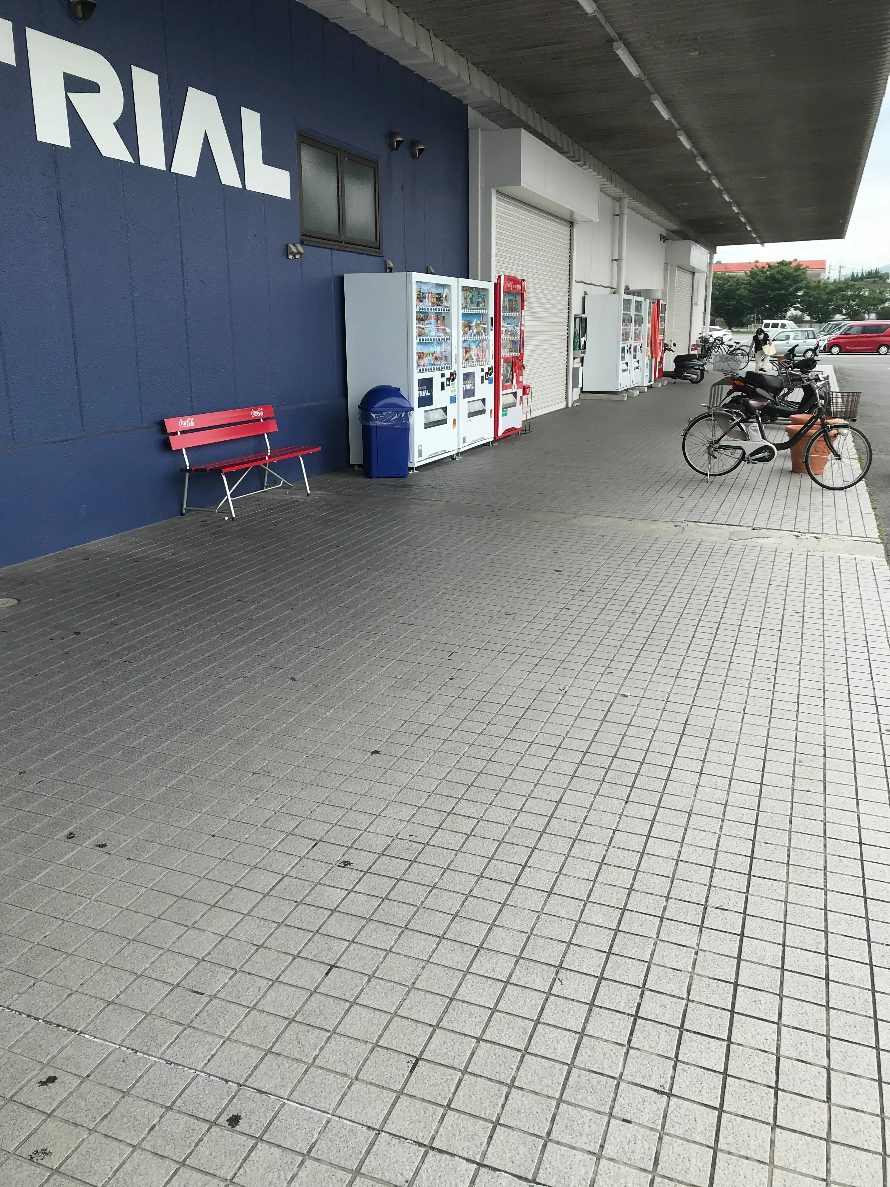 【スーパーセンタートライアル上三緒店】キッチンカー(調理営業)出店限定/屋外軒下スペース