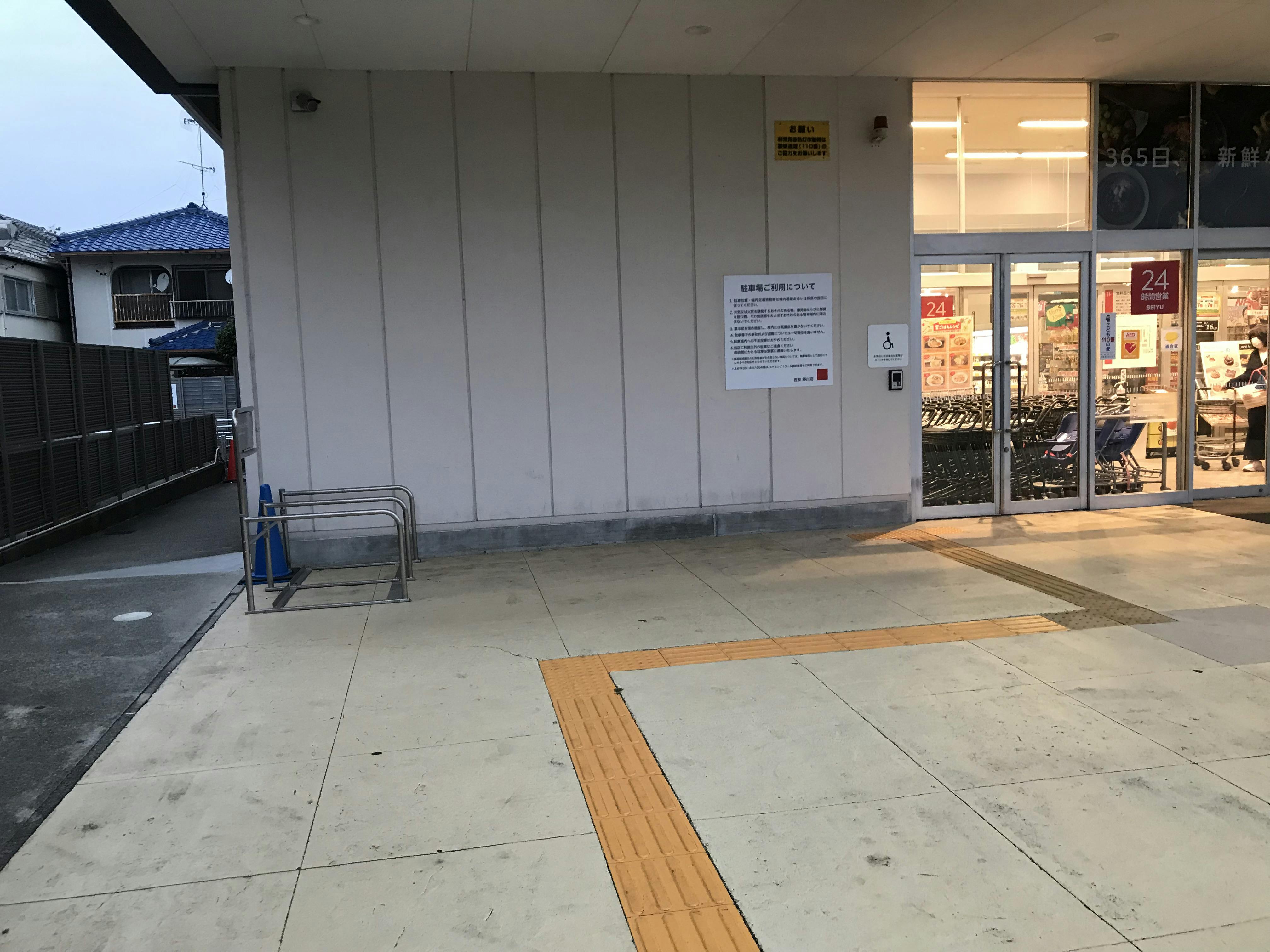 【西友　勝川店】1F入口横西側軒先　プロモーション用途や物販、食物販のポップアップストアに最適なスーパーの屋外催事イベントスペースの画像