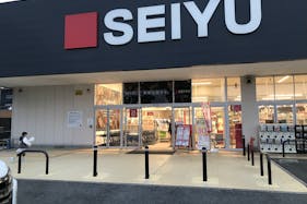 【西友 勝川店】1F入口横西側軒先 プロモーション用途や物販、食物販のポップアップストアに最適なスーパーの屋外催事イベントスペース