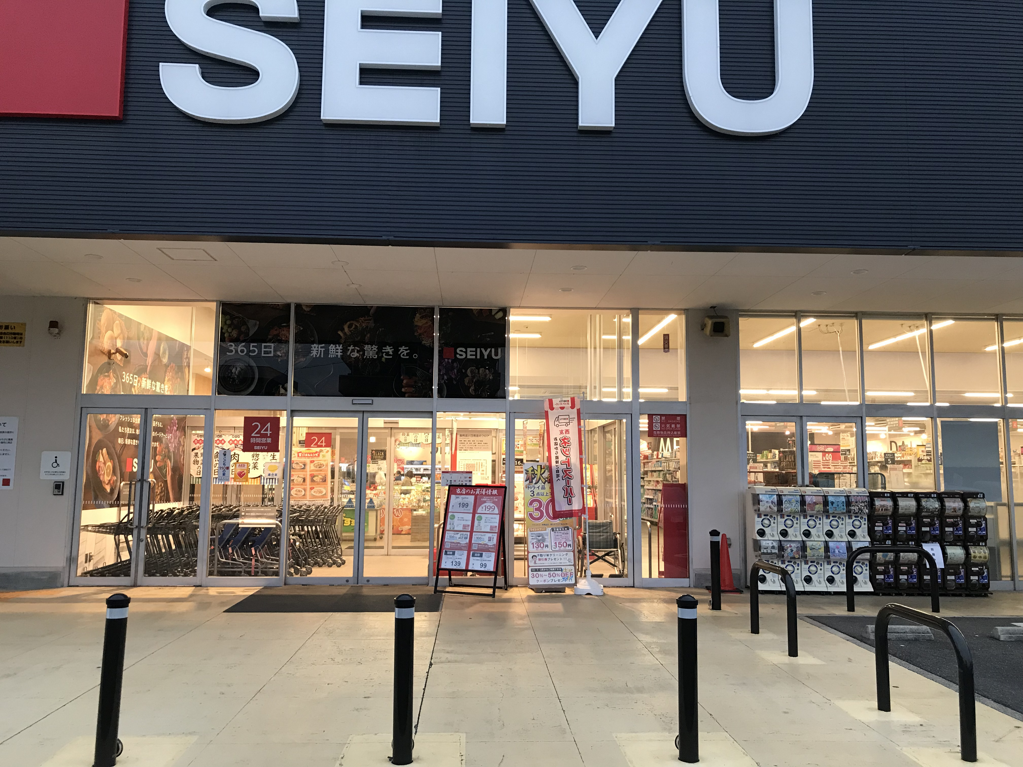 【西友　勝川店】1F入口横西側軒先　プロモーション用途や物販、食物販のポップアップストアに最適なスーパーの屋外催事イベントスペース