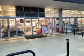 【西友 勝川店】<料金改定:お値下げしました> 1F入口横西側軒先 プロモーション用途や物販、食物販のポップアップストアに最適なスーパーの屋外催事イベントスペース