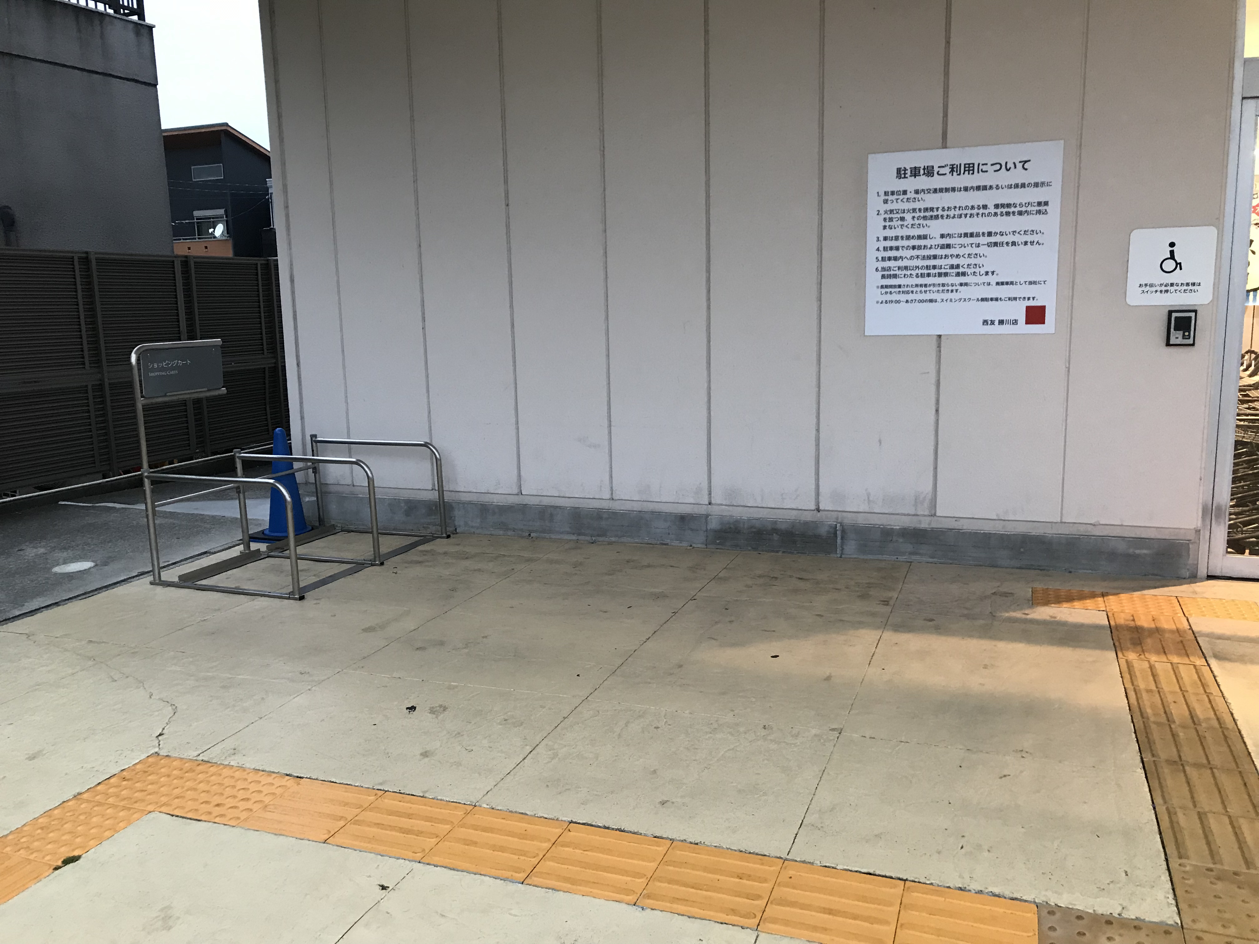 【西友　勝川店】＜料金改定：お値下げしました＞ 1F入口横西側軒先　プロモーション用途や物販、食物販のポップアップストアに最適なスーパーの屋外催事イベントスペース