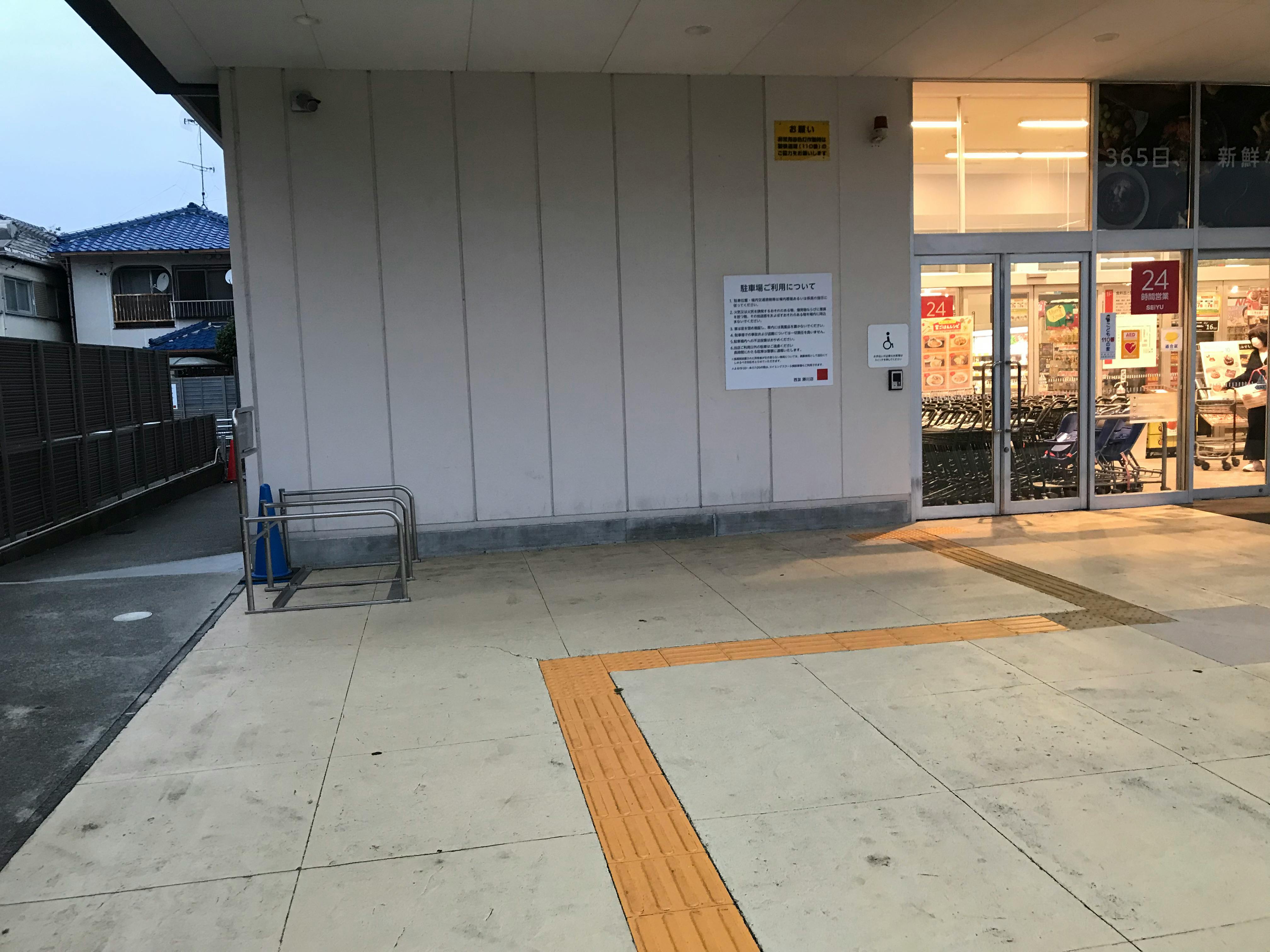 【西友　勝川店】＜料金改定：お値下げしました＞ 1F入口横西側軒先　プロモーション用途や物販、食物販のポップアップストアに最適なスーパーの屋外催事イベントスペースの画像