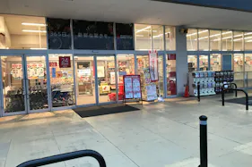 【西友 勝川店】<料金改定:お値下げしました> 1F入口横西側軒先 プロモーション用途や物販、食物販のポップアップストアに最適なスーパーの屋外催事イベントスペース