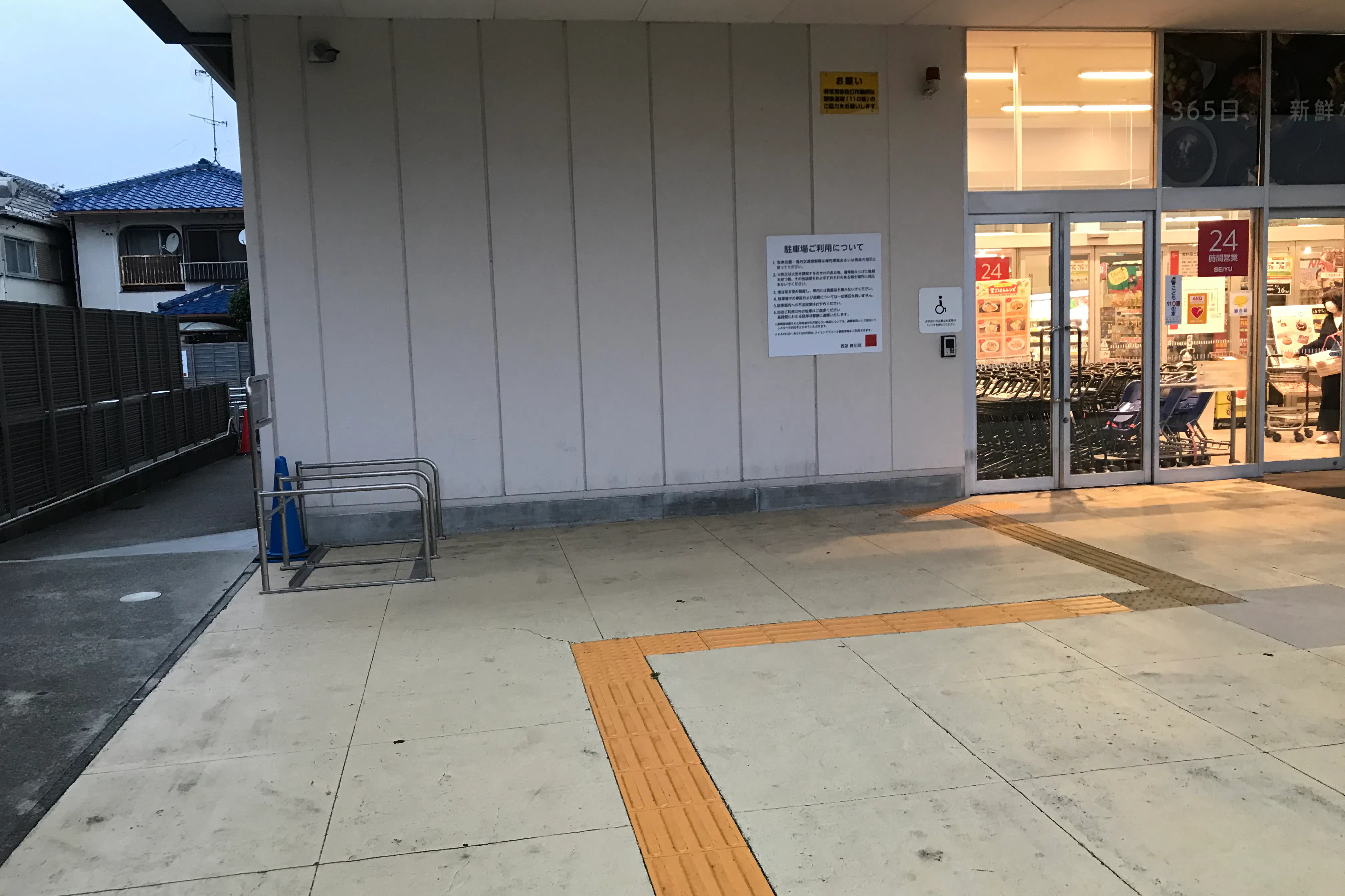 【西友 勝川店】<料金改定:お値下げしました> 1F入口横西側軒先 プロモーション用途や物販、食物販のポップアップストアに最適なスーパーの屋外催事イベントスペース