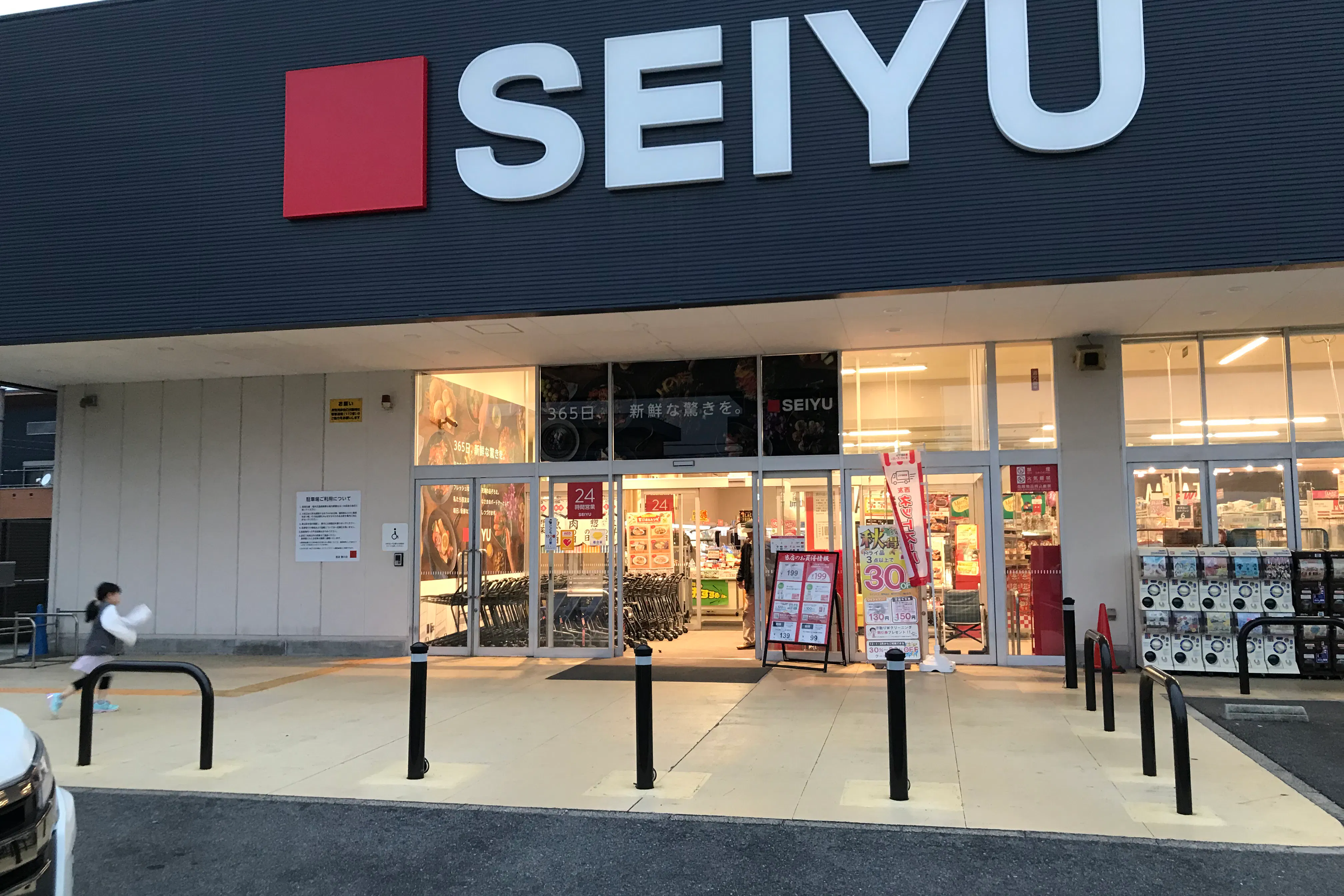 【西友 勝川店】<料金改定:お値下げしました> 1F入口横西側軒先 プロモーション用途や物販、食物販のポップアップストアに最適なスーパーの屋外催事イベントスペース