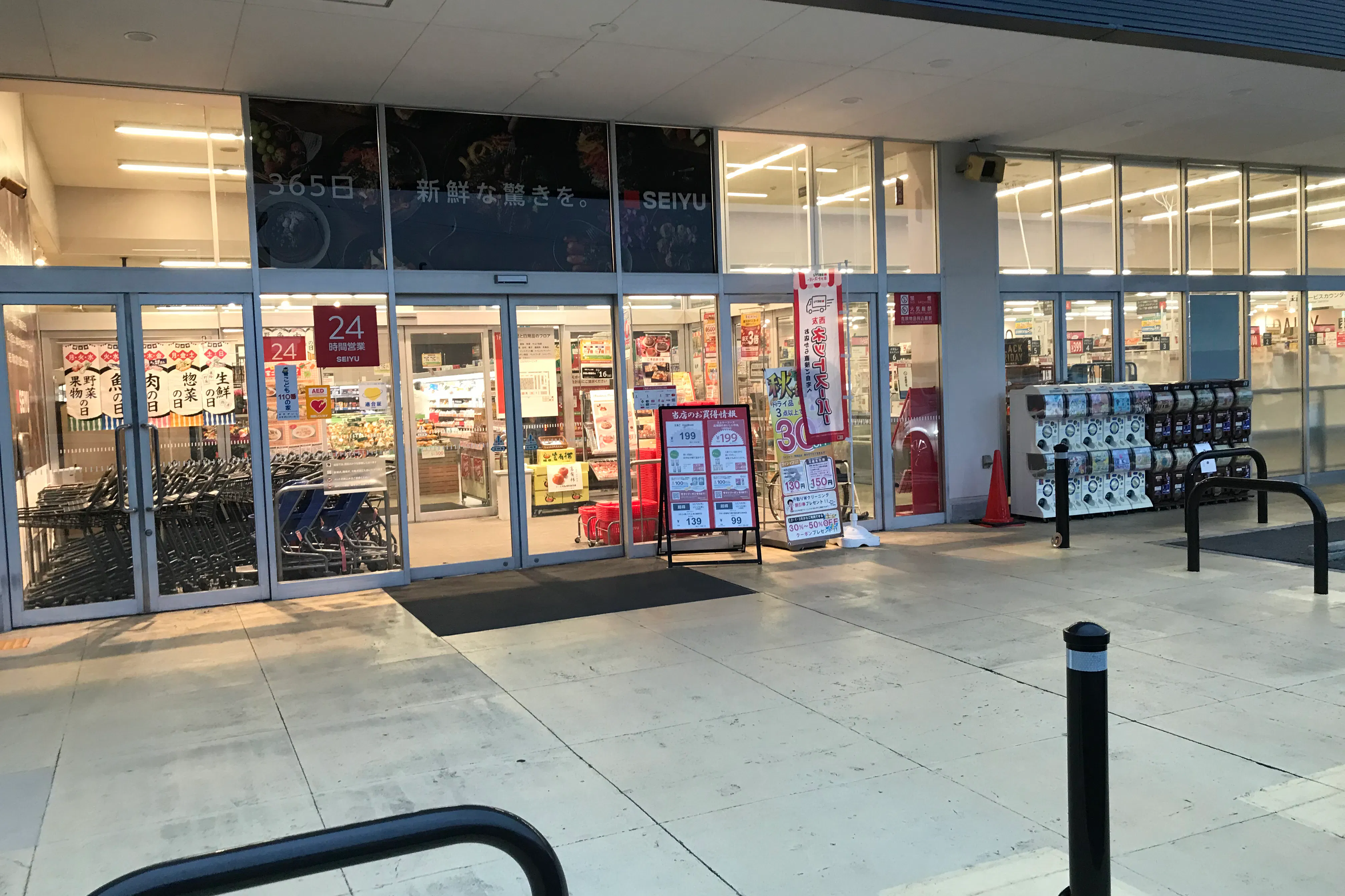 【西友 勝川店】<料金改定:お値下げしました> 1F入口横西側軒先 プロモーション用途や物販、食物販のポップアップストアに最適なスーパーの屋外催事イベントスペース