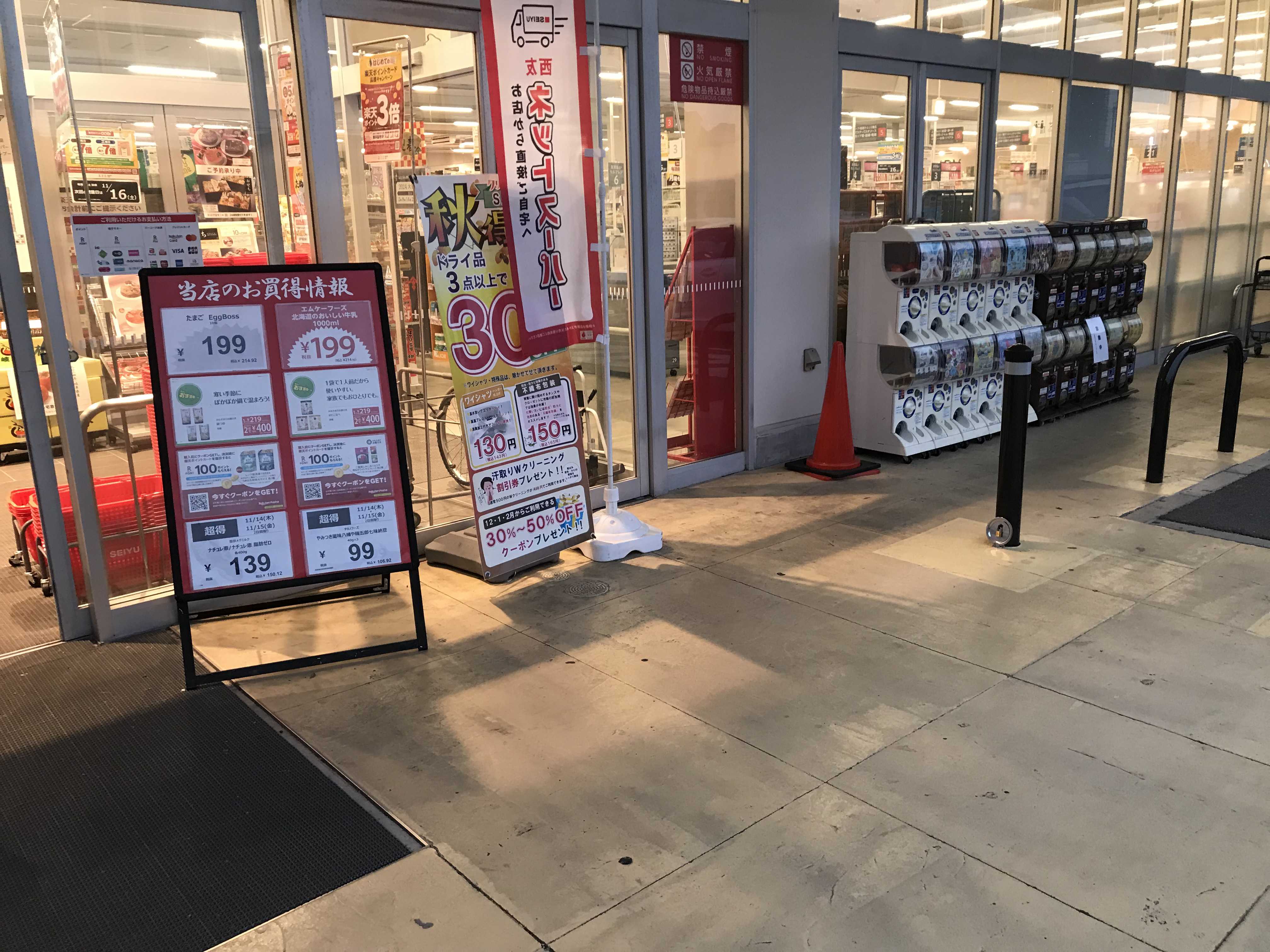 【西友　勝川店】＜料金改定：お値下げしました＞ 1F入口横西側軒先　プロモーション用途や物販、食物販のポップアップストアに最適なスーパーの屋外催事イベントスペース