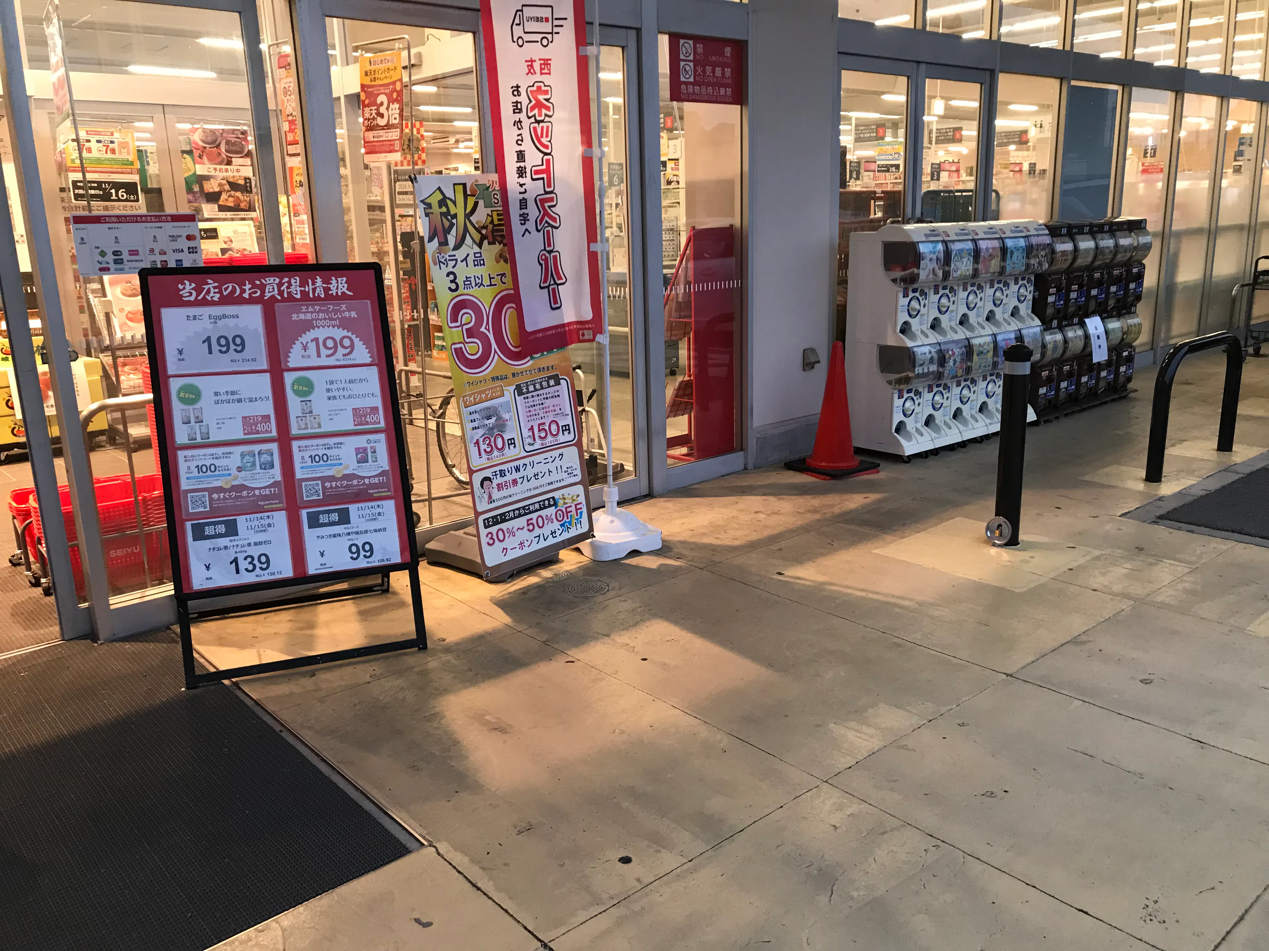 【西友　勝川店】＜料金改定：お値下げしました＞ 1F入口横西側軒先　プロモーション用途や物販、食物販のポップアップストアに最適なスーパーの屋外催事イベントスペース