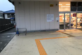 【西友 勝川店】<料金改定:お値下げしました> 1F入口横西側軒先 プロモーション用途や物販、食物販のポップアップストアに最適なスーパーの屋外催事イベントスペース