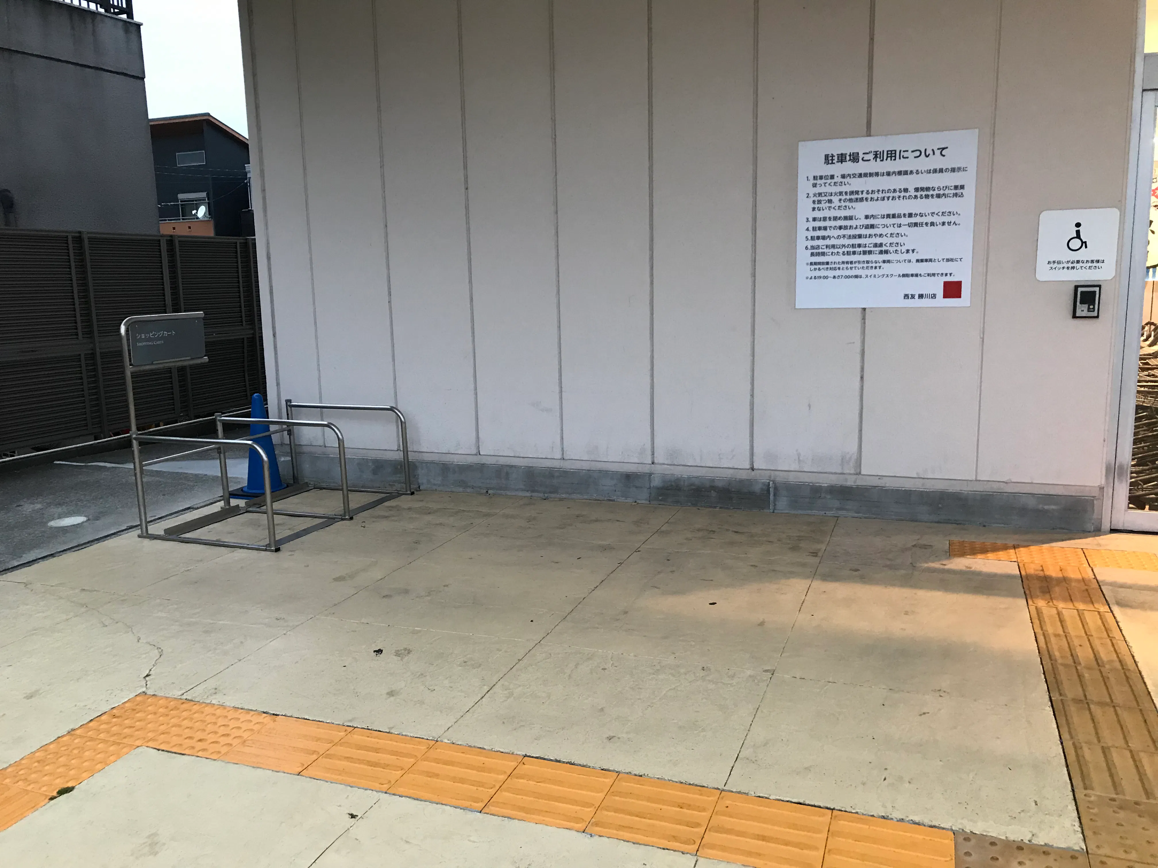 【西友　勝川店】＜料金改定：お値下げしました＞ 1F入口横西側軒先　プロモーション用途や物販、食物販のポップアップストアに最適なスーパーの屋外催事イベントスペース