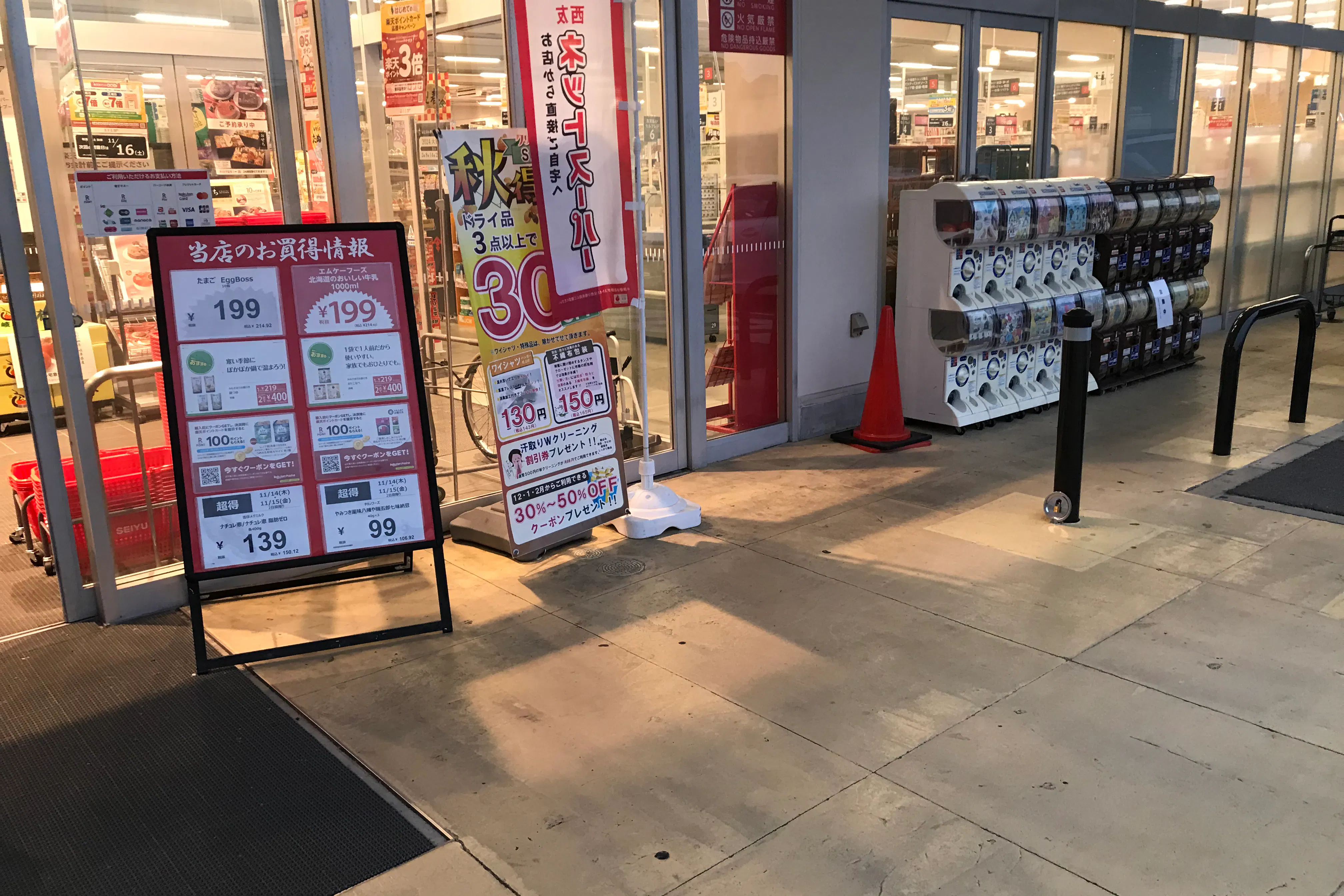 【西友 勝川店】<料金改定:お値下げしました> 1F入口横西側軒先 プロモーション用途や物販、食物販のポップアップストアに最適なスーパーの屋外催事イベントスペース