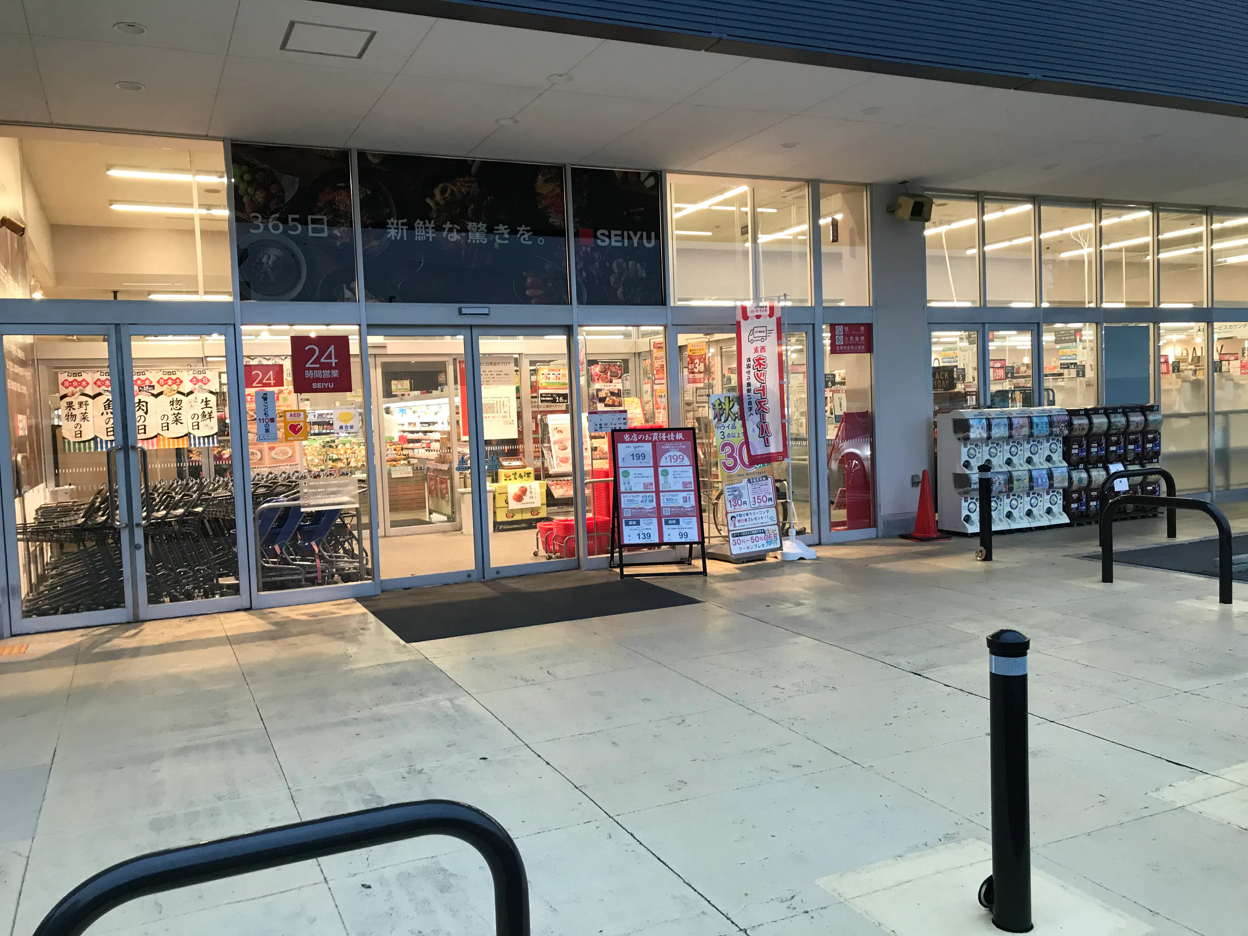 【西友 勝川店】<料金改定:お値下げしました> 1F入口横西側軒先 プロモーション用途や物販、食物販のポップアップストアに最適なスーパーの屋外催事イベントスペース
