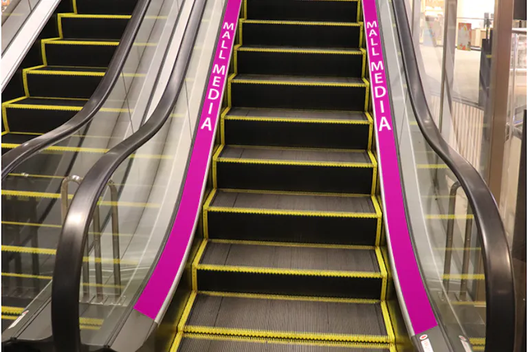 【イオンモール新利府】モール内広告 エスカレーターレーンの画像1