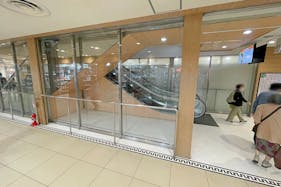 【光が丘IMA/光が丘駅直結】小規模ポップアップやプロモーションイベントに最適な駅直結ショッピングセンターの地下1階食品フロアにあるエスカレーター脇のイベントスペース
