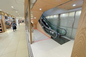 【光が丘IMA/光が丘駅直結】小規模ポップアップやプロモーションイベントに最適な駅直結ショッピングセンターの地下1階食品フロアにあるエスカレーター脇のイベントスペース
