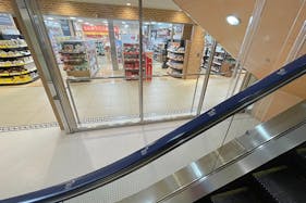 【光が丘IMA/光が丘駅直結】小規模ポップアップやプロモーションイベントに最適な駅直結ショッピングセンターの地下1階食品フロアにあるエスカレーター脇のイベントスペース