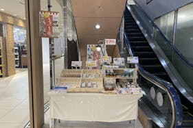 【光が丘IMA/光が丘駅直結】小規模ポップアップやプロモーションイベントに最適な駅直結ショッピングセンターの地下1階食品フロアにあるエスカレーター脇のイベントスペース