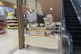 【光が丘IMA/光が丘駅直結】小規模ポップアップやプロモーションイベントに最適な駅直結ショッピングセンターの地下1階食品フロアにあるエスカレーター脇のイベントスペース