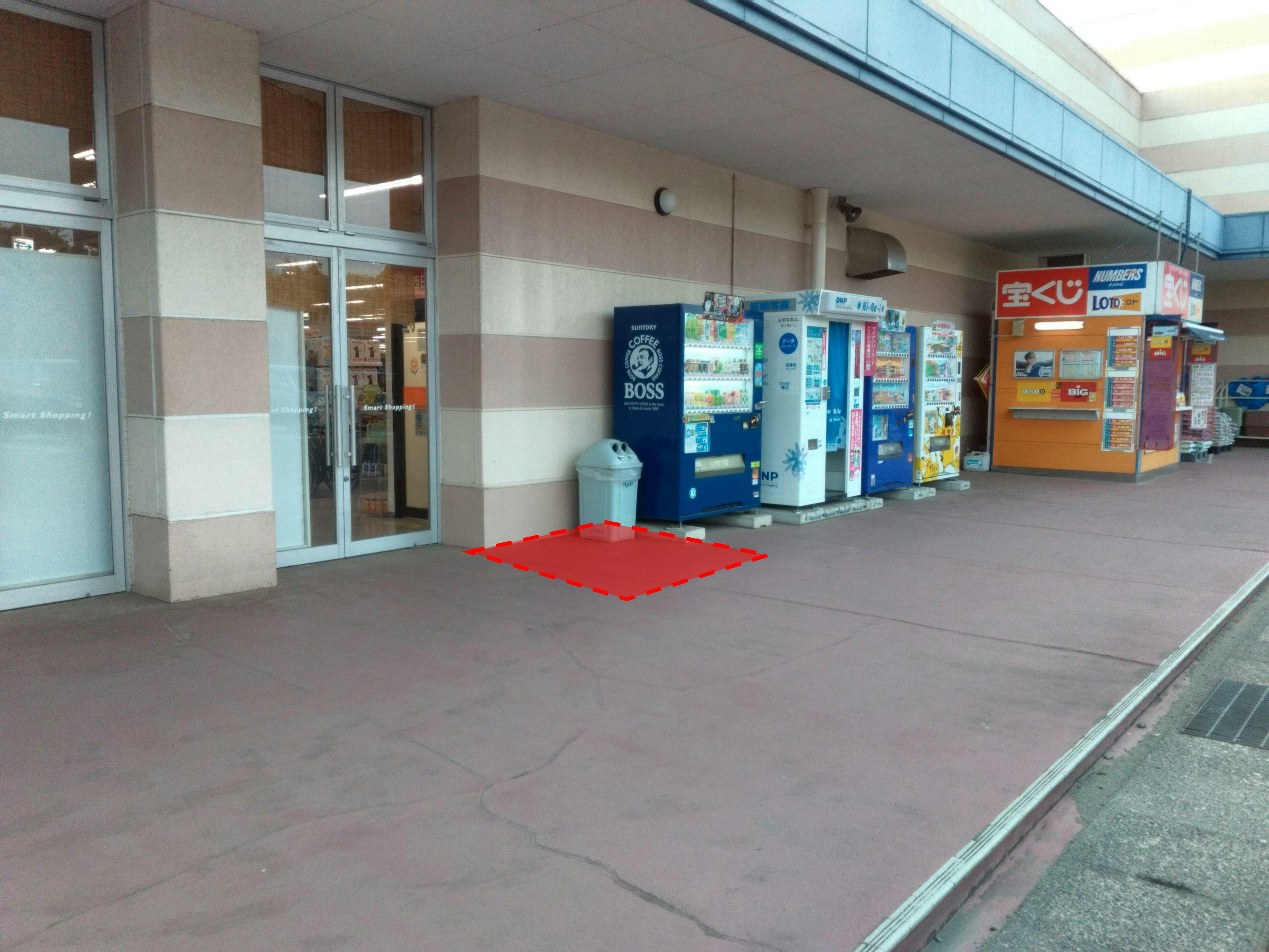 【ミスターマックス 宗像店】宝くじ・自販機の左側 販促プロモーションや物販用途に最適な総合ディスカウントストアの催事イベントスペースの画像