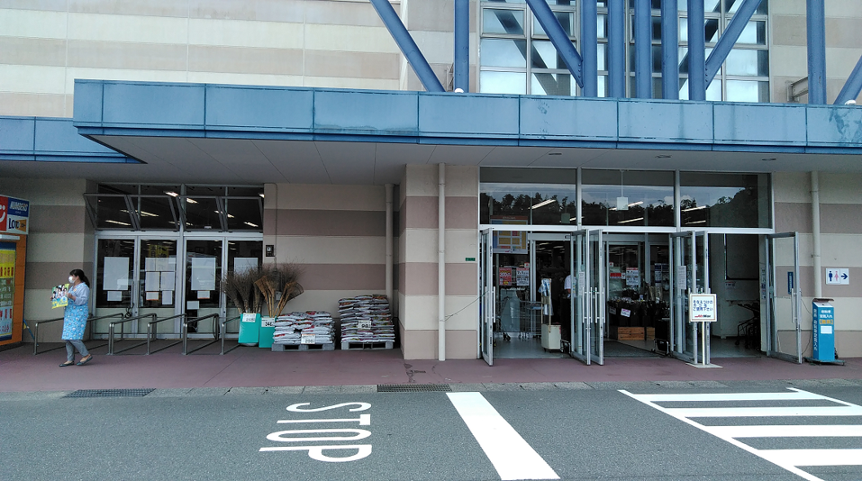 【ミスターマックス 宗像店】宝くじ・自販機の左側 販促プロモーションや物販用途に最適な総合ディスカウントストアの催事イベントスペース