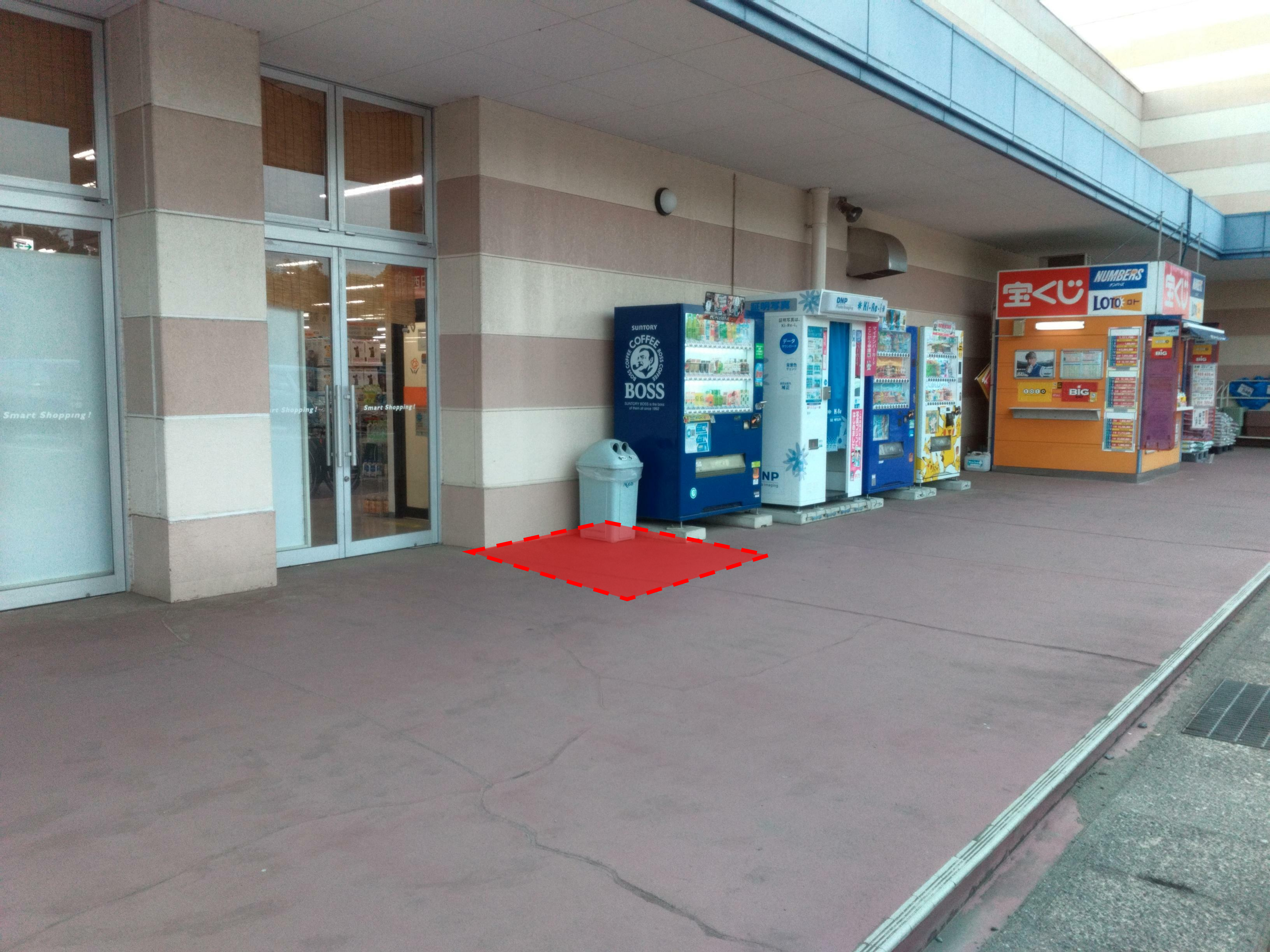 【ミスターマックス 宗像店】宝くじ・自販機の左側 販促プロモーションや物販用途に最適な総合ディスカウントストアの催事イベントスペース