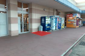 【ミスターマックス 宗像店】宝くじ・自販機の左側 販促プロモーションや物販用途に最適な総合ディスカウントストアの催事イベントスペース
