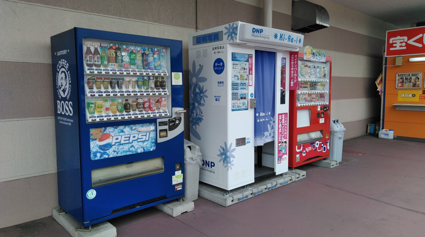 【ミスターマックス 宗像店】宝くじ・自販機の左側 販促プロモーションや物販用途に最適な総合ディスカウントストアの催事イベントスペース