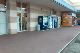 【ミスターマックス 宗像店】宝くじ・自販機の左側 販促プロモーションや物販用途に最適な総合ディスカウントストアの催事イベントスペース