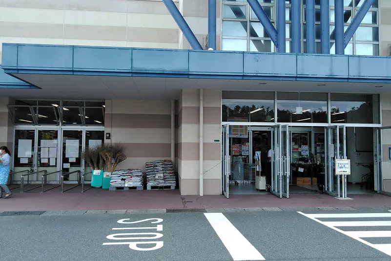 【ミスターマックス 宗像店】宝くじ・自販機の左側 販促プロモーションや物販用途に最適な総合ディスカウントストアの催事イベントスペース