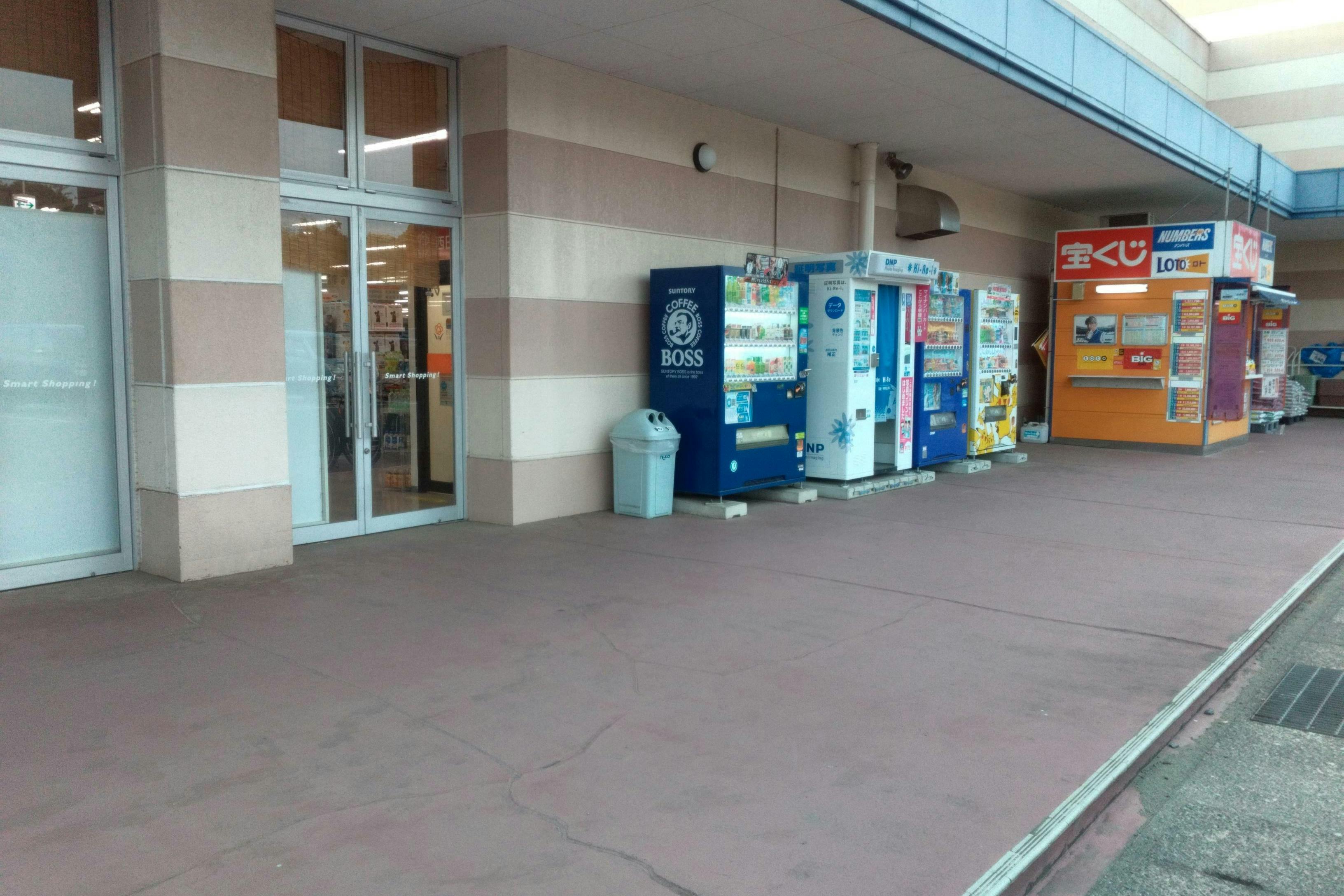 【ミスターマックス 宗像店】宝くじ・自販機の左側 販促プロモーションや物販用途に最適な総合ディスカウントストアの催事イベントスペース