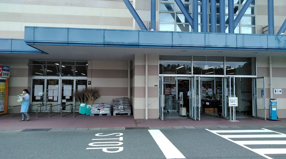 【ミスターマックス 宗像店】宝くじ・自販機の左側 物販用途に最適な総合ディスカウントストアの催事イベントスペース