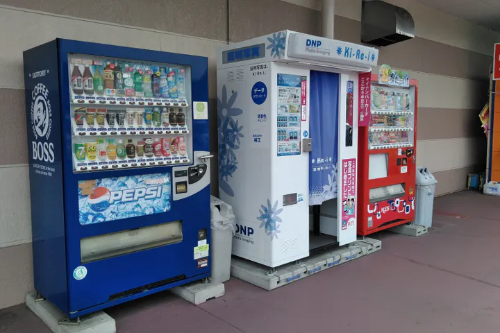 【ミスターマックス 宗像店】宝くじ・自販機の左側 物販用途に最適な総合ディスカウントストアの催事イベントスペース