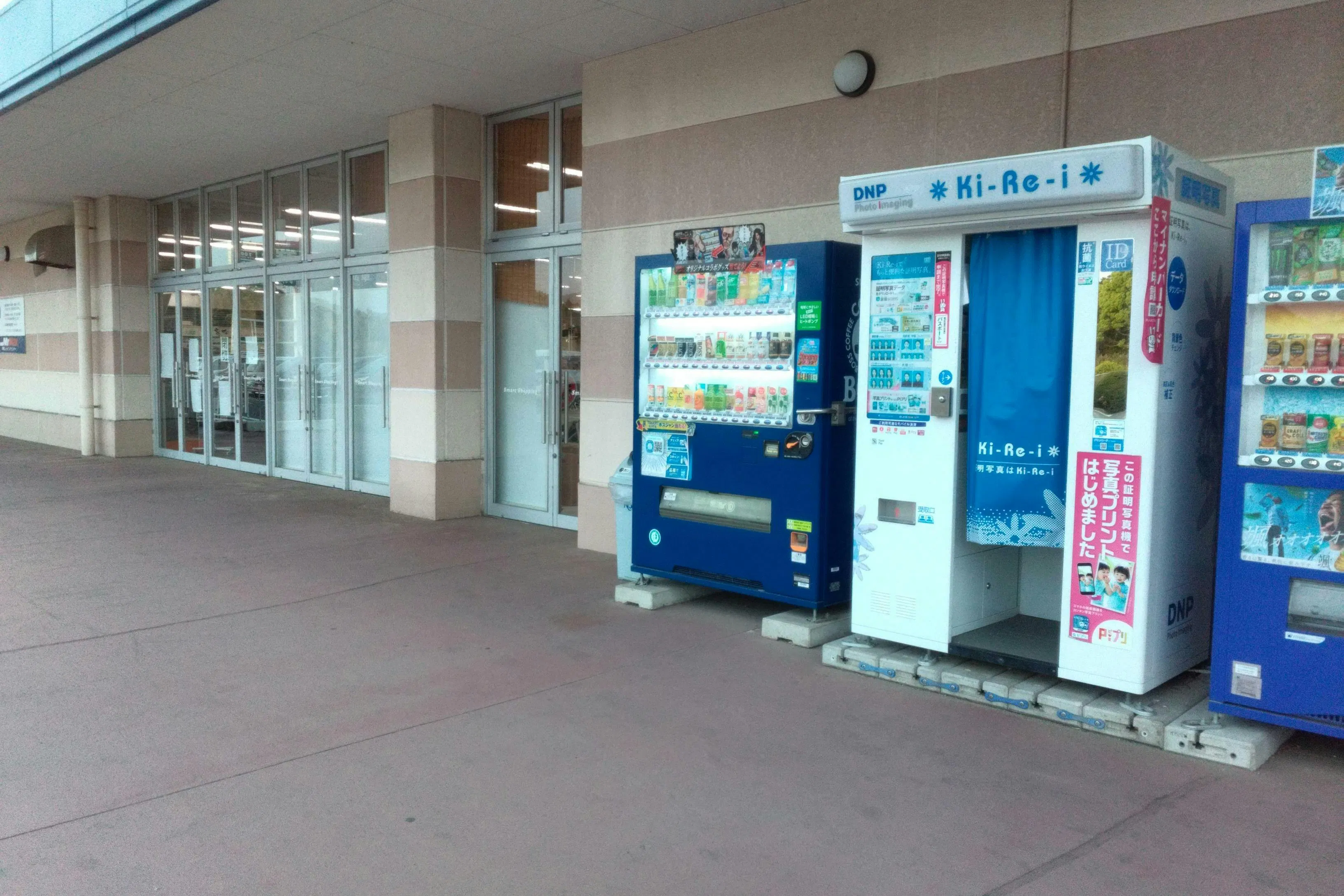 【ミスターマックス 宗像店】宝くじ・自販機の左側 物販用途に最適な総合ディスカウントストアの催事イベントスペース