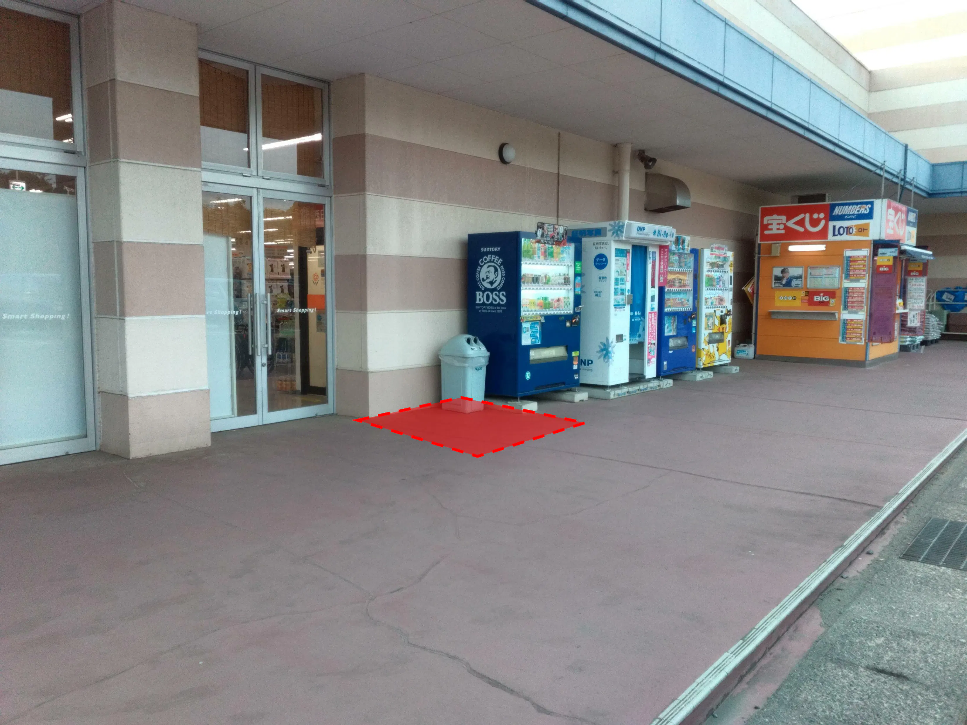 【ミスターマックス 宗像店】宝くじ・自販機の左側 物販用途に最適な総合ディスカウントストアの催事イベントスペース